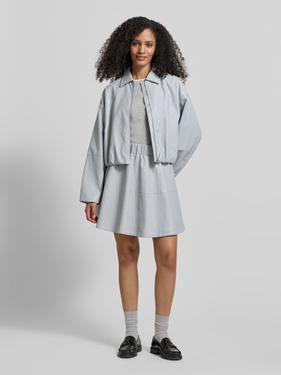 Frauenmodel trägt Minirock mit elastischem Bund von Jake*s Casual, Lockerer-Schnitt, blickdichter Unterrock, hellgraue Farbe, Ganzkörperansicht von vorne.