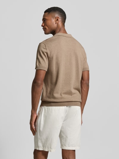 Męski model nosi Regular Fit Poloshirt aus Bio-Baumwoll-Mix Modell 'BERG' od SELECTED HOMME, melanż beż, dzianina, krótki rękaw, widok całej sylwetki z tyłu.