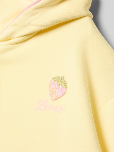Mädchen trägt Regular Fit Hoodie aus Baumwoll-Mix Modell 'MEET AND GREET' von Levi’s® Kids, unifarben, Nahaufnahme Oberkörper.