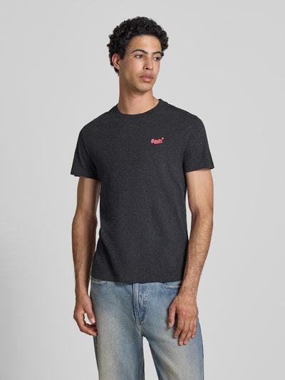 Männermodel trägt Regular Fit Freizeithemd mit Reverskragen von Superdry, dunkel, reine Baumwolle, Modern Fit, Nahaufnahme Oberkörper.