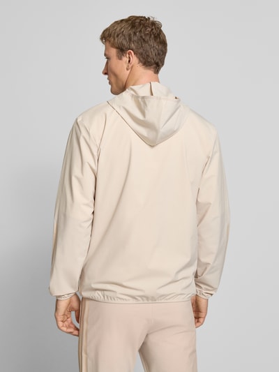 Mannelijk model draagt Trainingsjacke mit Kapuze van adidas Sportswear in beige, regular fit, materiaal-mix, rugaanzicht, met capuchon