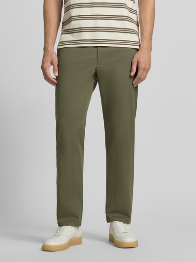 Mężczyzna nosi Hose mit Gesäßtaschen von Christian Berg Men w kolorze oliwkowym, mieszanka bawełny i elastanu, krój slim fit, wpuszczane kieszenie, szerokość w rozmiarze 50: 45 cm, długość wewnętrzna nogawki w rozmiarze 50: 80 cm, Ganzkörperansicht von vorne.