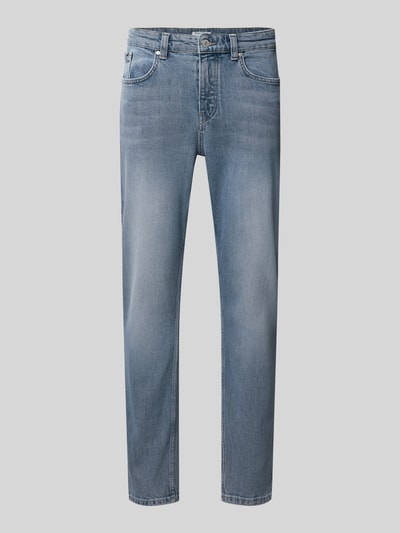 Produktfoto, Tapered Fit Jeans aus Baumwoll-Mix von Marc O'Polo Denim in hellblauer Waschung mit dezenten Falten, glatte Textur, Herren Tapered Fit Jeans von Marc O'Polo Denim