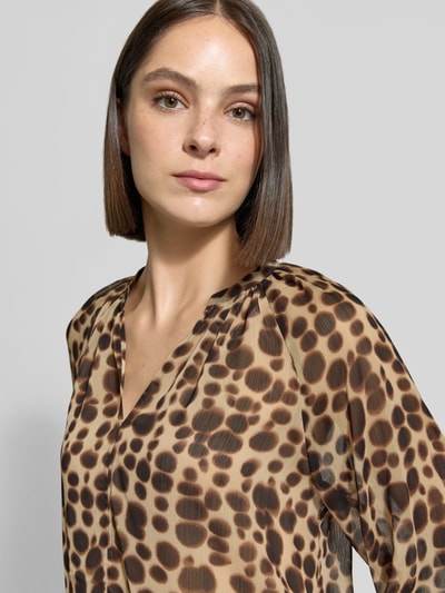 Frauenmodel trägt Regular Fit Bluse mit Serafino-Ausschnitt von zero, elastische Ärmelabschlüsse, 3/4-Arm, Nahaufnahme Oberkörper