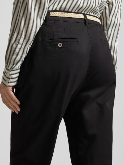 Frauenmodel trägt Casual Fit Chino mit Baumwoll-Anteil von Christian Berg Woman, schwarze Farbe, Gürtel, Gesäßtaschen, Nahaufnahme Rückansicht.