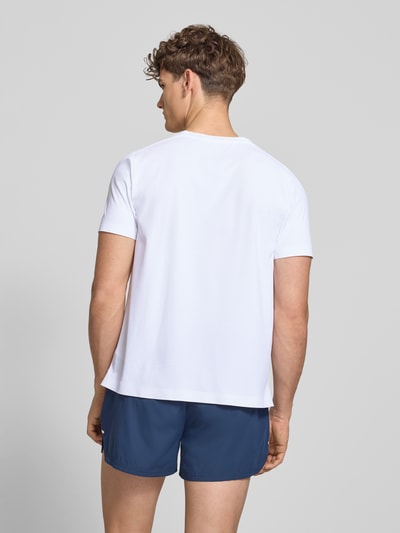 Męski model nosi T-Shirt mit Strukturmuster Modell 'TELLER TEE' od Ellesse, biały, z logo, krój regular fit, widok całej sylwetki z tyłu.