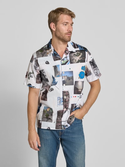 Männermodel trägt Casual Fit Freizeithemd mit Fotoprints von Paul Smith in Weiß mit bunten Fotomotiven, Reverskragen, Baumwolle, Ganzkörperansicht von vorne.