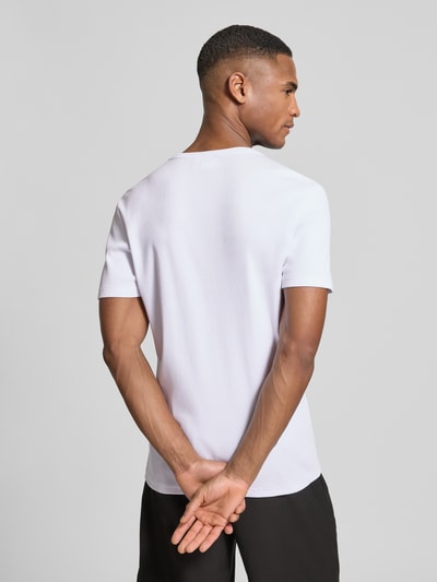 Männermodel trägt Regular Fit T-Shirt aus Baumwoll-Mix von JAKE*S STUDIO MEN, wit, korte mouw, henley-hals, ruglengte 69 cm, Ganzkörperansicht Rückansicht.