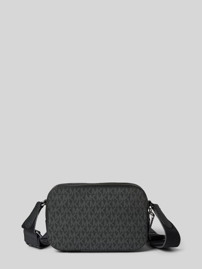 Produktfoto, Camera Bag mit Logo-Applikation Modell 'Hudson' von Michael Kors in Grau mit Strukturmuster, Reißverschluss, verstellbarem Schulterriemen, rechteckige Form, glatte und strukturierte Textur, kompakte Maße 22x14x6 cm, Schulterriemen 98 cm.