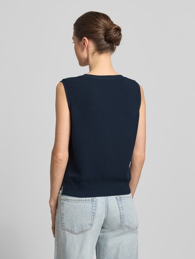 Frauenmodel trägt Weste mit Strukturmuster von Christian Berg Woman in Dunkelblau, Reine Baumwolle, Regular-Fit, Rückenlänge 50 cm, Ganzkörperansicht Rückansicht.