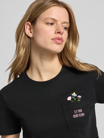 Frauenmodel trägt Damen T-Shirt von Only, Modell 'POLLY', Optik: Unifarben, Regular-Fit, Stickerei, Rundhals, Kurzarm, Brusttasche, reine Baumwolle, Nahaufnahme Oberkörper.