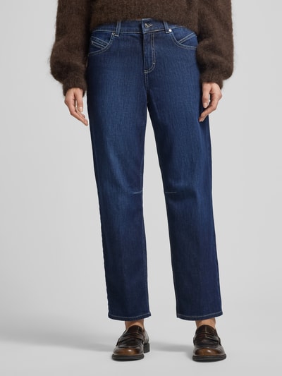 Kobiece modelka nosi Jeans mit Eingrifftaschen Modell 'Evy' od Angels, bawełniany miks z domieszką stretchu, krój regular fit, ciemnoniebieski kolor, szerokość w rozmiarze 36: 41 cm, długość nogawki wewnętrznej w rozmiarze 36: 71 cm, widok całej sylwetki z przodu.