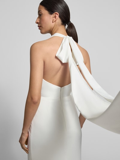 Männermodel trägt Maxikleid mit Perlen und V-Ausschnitt von Luxuar aus weißem Chiffon, taliowany krój, drapowania, perły, długość tyłu w rozmiarze 36: 127 cm, szerokość w rozmiarze 36: 40 cm, widok z tyłu, ujęcie na górną część pleców