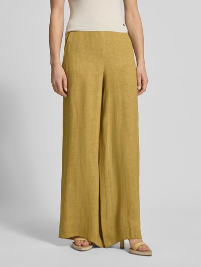 Kobiece modelka nosi Wide Fit Leinenhose mit Eingrifftaschen Modell 'LOTTELIA' od Marella, len, krój wide fit, wpuszczane kieszenie, zamek błyskawiczny, szerokość w rozmiarze 36: 37 cm, długość wewnętrzna nogawki w rozmiarze 36: 89 cm, widok całej sylwetki z przodu.