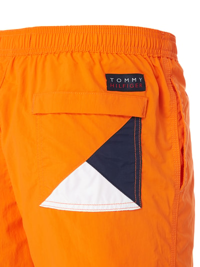 Tommy Hilfiger Slim Fit Badeshorts mit Logo-Anhänger Orange 4