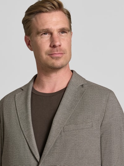Männermodel trägt Regular Fit 2-Knopf-Sakko Modell 'MONACO' von CINQUE, Material-Mix, melierte Struktur, Nahaufnahme Oberkörper.