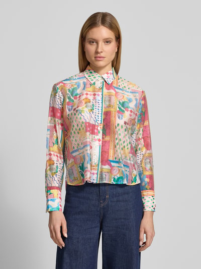 Frauenmodel trägt Regular Fit Voile Bluse mit Dolce Vita Print von Christian Berg Woman Selection aus Lyocell-Mix, bunte Farben, Hemdblusenkragen, Knopfleiste, Rückenlänge 62 cm, Ärmellänge 58 cm, Ganzkörperansicht von vorne.