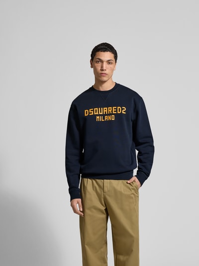 Männermodel trägt Cool Fit Sweatshirt aus reiner Baumwolle von Dsquared2, dunkelblau, Label-Print, elastische Abschlüsse, Ganzkörperansicht von vorne. Rückenlänge bei Größe M: 70 cm.