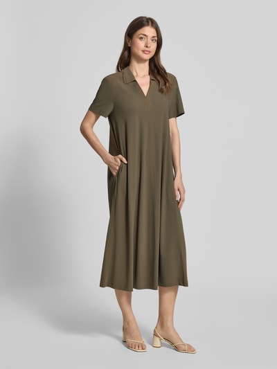 Frauenmodel trägt Midikleid mit Strukturmuster und Umlegekragen Modell 'JOSEPHINA' von Raffaello Rossi im Loose Fit, olivegrün, Material-Mix mit Stretch-Anteil, V-Ausschnitt, Ganzkörperansicht von vorne.