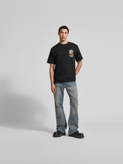 Männermodel trägt Regular Fit T-Shirt aus reiner Baumwolle von Kenzo, Herren T-Shirt mit Rundhalsausschnitt und Label-Stitching, schwarz, Kurzärmelig, Rückenlänge bei Größe M 71 cm, Ganzkörperansicht von vorne.