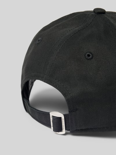 Produktfoto, schwarze Basecap aus Baumwolle mit Stitching von New Era, verstärkter Schirm, größenverstellbar, Nahaufnahme Rückansicht