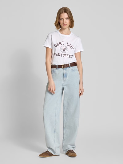 Frauenmodel trägt T-Shirt mit Label-Print von G-Star Raw in Weiß, reine Baumwolle, Regular Fit, Rundhalsausschnitt, Ganzkörperansicht von vorne.