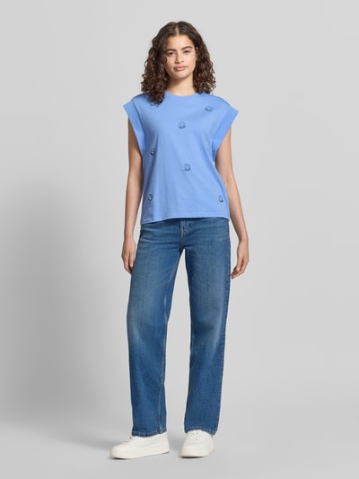 Frauenmodel trägt Regular Fit T-Shirt aus reiner Baumwolle Modell 'SHELINA' von Only, Optik: Unifarben, Applikation mit Stickerei und Zierperlen, Rundhals, Kurzarm, Material: reine Baumwolle, Ganzkörperansicht von vorne.