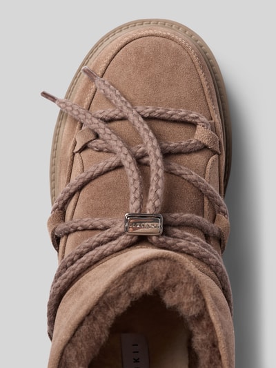 Productfoto, boots uit gecoat leer met afgeronde vorm Model 'CLASSIC LOW PLATFORM' van INUIKII, labeldetail, geprofileerde plateauzool, dames, maatinformatie, detailtextuur, taupe.