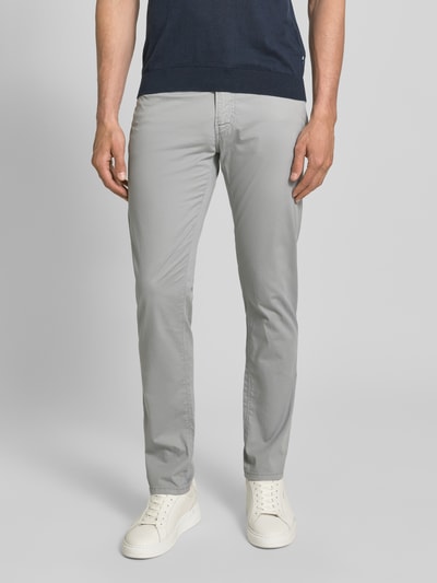 Männermodel trägt Regular Fit Hose mit Eingrifftaschen Modell 'Lyon' von Pierre Cardin im Baumwoll-Elasthan-Mix, hellgrau, Nahaufnahme Oberkörper. Bundweite 43 cm, Innenbeinlänge 79 cm, Größe 32/32.