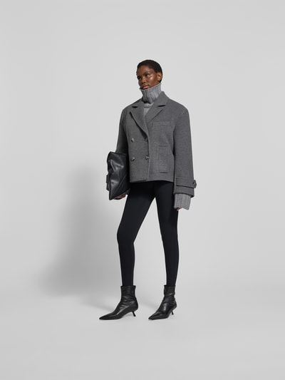 Frauenmodel trägt Leggings mit elastischem Logo-Bund von black palms, Material-Mix mit Stretch-Anteil, körpernaher Schnitt, Ganzkörperansicht von vorne.