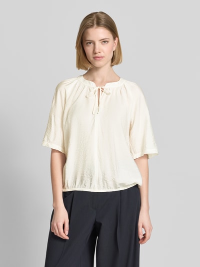 Frauenmodel trägt Relaxed Fit Blusenshirt aus Viskose-Mix von s.Oliver RED LABEL, Optik:Allover-Muster, Crinkle-Design, Ganzkörperansicht von vorne.