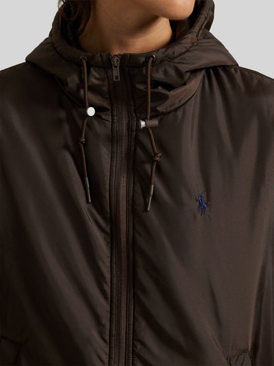 Frauenmodel trägt Relaxed Fit Blouson mit Zweiwege-Reißverschluss von Polo Ralph Lauren, unifarben, Kapuze, Nahaufnahme Oberkörper.
