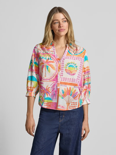Frauenmodel trägt Regular Fit Bluse im Allover-Look mit 3/4-Arm von Emily Van den Bergh aus Reine Baumwolle, farbenfrohes Design, V-Ausschnitt, Ganzkörperansicht von vorne. Rückenlänge bei Größe 36: 64 cm, Ärmellänge bei Größe 36: 42 cm.