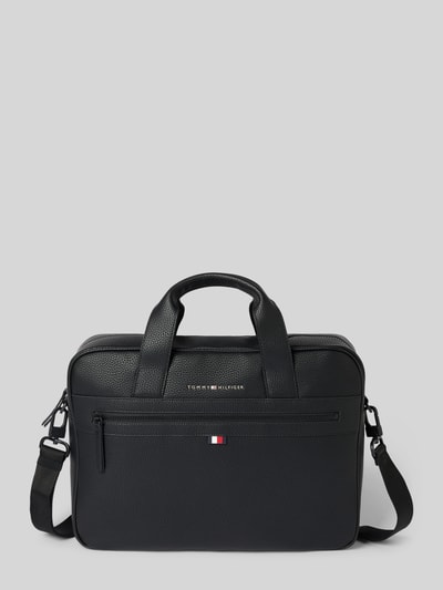 Produktfoto, Laptoptasche in Leder-Optik von Tommy Hilfiger in Schwarz mit Brand-Schriftzug, Außentasche mit Reißverschluss, kurzen Henkeln und abnehmbarem Schulterriemen, Hauptfach mit Laptopfach und Innentaschen, Maße 40x35x10 cm, modisches Design, strapazierfähiges Material.