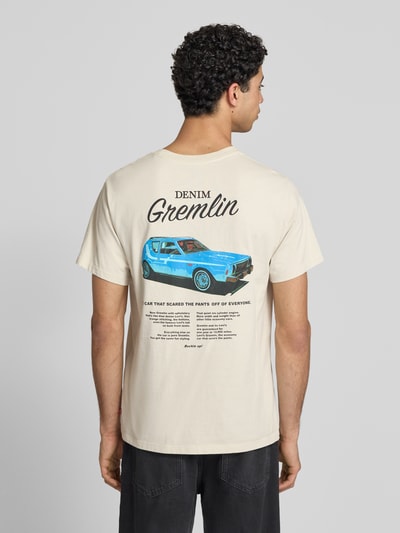 Männermodel trägt Relaxed Fit T-Shirt aus reiner Baumwolle von Levi's®, Optik: Unifarben, Label-Schriftzug, Ganzkörperansicht Rückansicht.