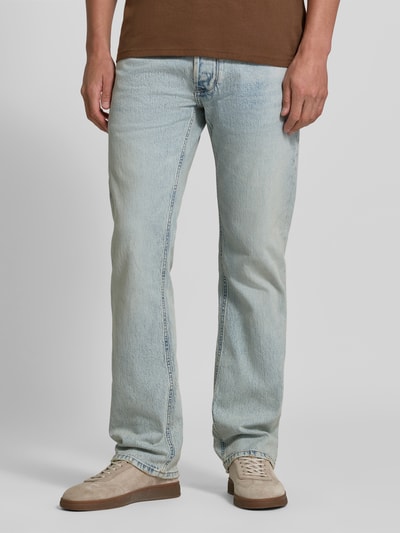 Mannenmodel draagt Straight Fit Jeans aus katoenmix van Diesel, lichtblauw met 5-pocketmodel en logodetail, knoop- en ritssluiting, ganzebody vooraanzicht. Heren jeans, innenbeenlengte maat 32/32 81 cm, bandwijdte maat 32/32 41 cm.