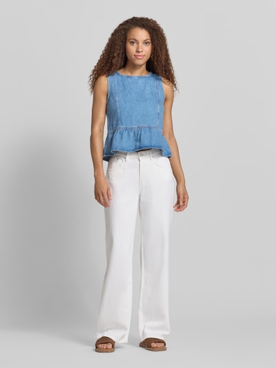 Frauenmodel trägt Relaxed Fit Blusentop aus reiner Baumwolle von Marc O'Polo Denim in Denim-Optik mit Volants, Cropped-Länge, Rundhals-Ausschnitt, Material reine Baumwolle, Ganzkörperansicht von vorne.