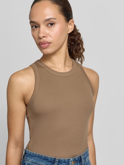 Frauenmodel trägt Slim Fit Tank Top aus Baumwoll-Mix Modell 'FRAGOLA' von MAX&Co. in Beige, strukturierte Oberfläche, Nahaufnahme Oberkörper.