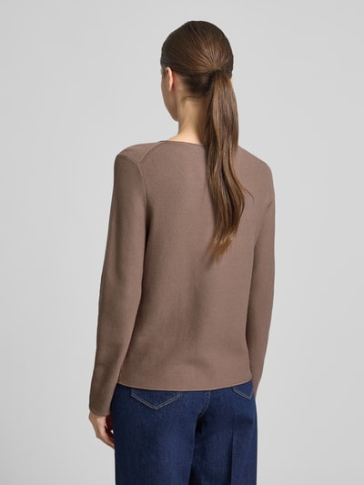 Vrouwenmodel draagt Regular Fit gebreide pullover uit puur katoen van Marc O'Polo, look: effen, lange mouw, rompzoom met rolzoom, applicatie met labelstitching, ronde hals, knitwear, detailopname, rugaanzicht.