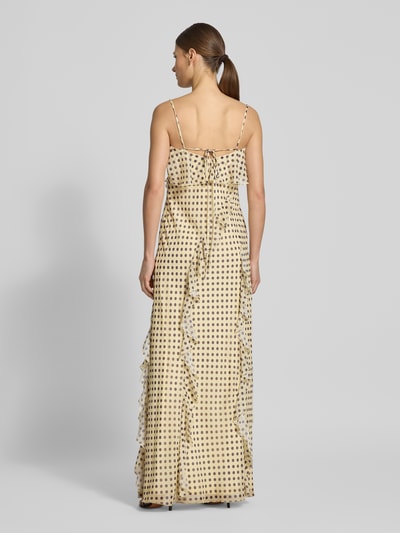 Männermodel trägt Slim Fit Maxikleid mit Rüschenbesatz von Jake*s Cocktail, krój slim fit, V-dekolt, nadruk na całej powierzchni, cienkie ramiączka, długość tyłu w rozmiarze 36: 130 cm, szerokość w rozmiarze 36: 37 cm, widok całej sylwetki z tyłu.