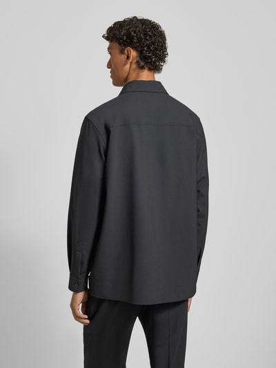 Männermodel trägt Relaxed Fit Hemdjacke mit Schurwoll-Anteil Model 'Arion' von DIGEL in Schwarz, Rückenansicht, elastischer Material-Mix