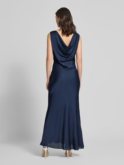 Frauenmodel trägt Regular Fit Abendkleid im ärmellosen Design von SWING aus dunkelblauem Satin mit taillierter Passform, Rückenlänge 145 cm, Brustweite 41 cm, Ganzkörperansicht Rückansicht.