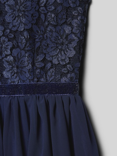 Productfoto, Knielanges Kleid mit Rundhalsausschnitt van Happy Girls, getailleerde snit, knielang, naadrits, uitlopende rok, mat blauwe bloemenkant, vloeiende stof, context: ruglengte maat 140 is 70 cm