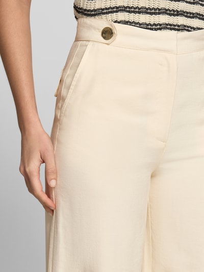Frauenmodel trägt Wide Leg Hose aus Modal-Mix von Jake*s Casual in Beige mit Knopf und Gesäßtasche, Nahaufnahme Oberschenkel.
