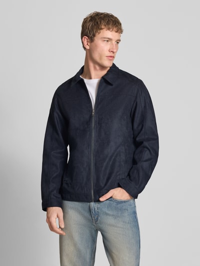 Männermodel trägt dunkelblaue Jacke mit Umlegekragen Modell 'DYLAN' von Jack & Jones, Regular-Fit, Reißverschluss, Ganzkörperansicht von vorne. Rückenlänge 70 cm, Schulterbreite 44 cm, Brustweite 52 cm, Ärmellänge 65 cm.
