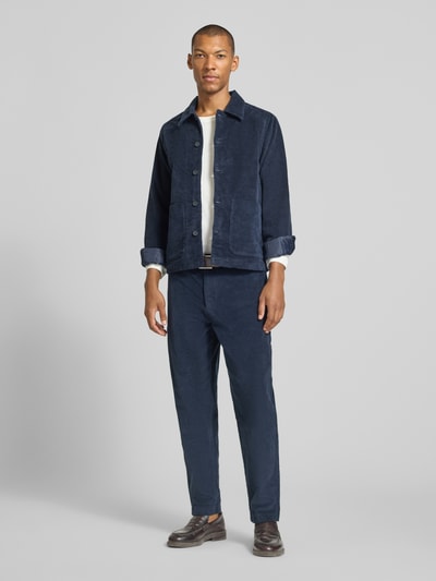 Männermodel trägt Hemdjacke mit Eingrifftaschen Modell 'HOLMDRUP' von Casual Friday in Dunkelblau, Baumwoll-Mix, Ganzkörperansicht von vorne.