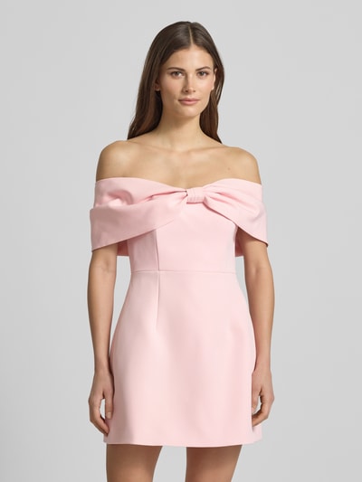 Kobiece model prezentuje sukienkę mini Regular Fit Minikleid mit Zierschleife Modell 'Scottie' od Forever New, elastyczna mieszanka materiałów, krój regular fit, ozdobna kokarda, krój z odkrytymi ramionami, fason rozkloszowany, taliowany, długość tyłu w rozmiarze 36: 57 cm, szerokość w rozmiarze 36: 35 cm, ujęcie całej sylwetki z przodu.
