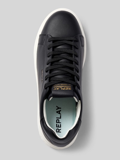 Produktfoto, Sneaker mit Logo-Details Modell 'NOTTING' von Replay, schwarze glatte Oberfläche, abgerundete Form, strukturierte weiße Sohle, Schnürverschluss, Größenangaben: Absatzhöhe 5 cm, Schafthöhe 7 cm, Schaftweite 8 cm.