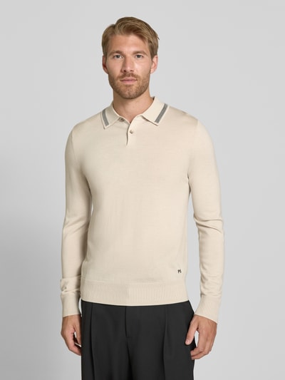 Männermodel trägt Regular Fit Poloshirt in Strick-Optik von Paul Smith aus reiner Wolle in Beige mit gerippten Abschlüssen, Ganzkörperansicht von vorne.