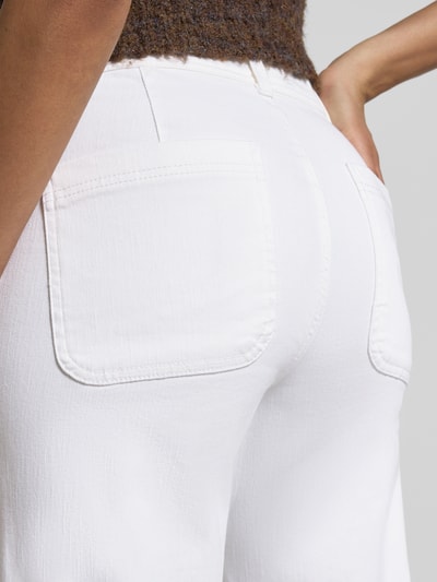 Kobieta modelka nosi Jeansy w skróconym kroju Model 'LINN' od Angels, mieszanka bawełny z dodatkiem streczu, wpuszczane kieszenie, zbliżenie tylnej części ciała